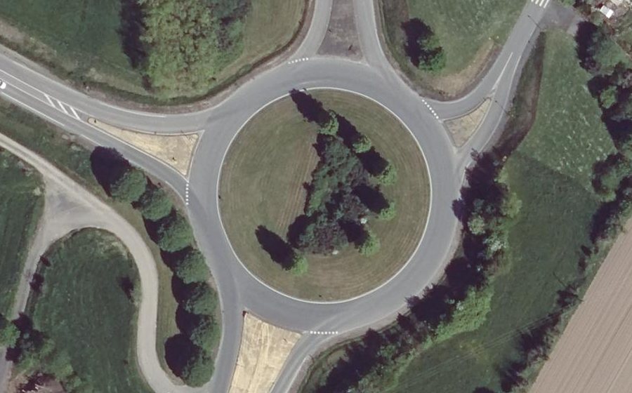 Vue aérienne du Rond-point anonyme n°61588998