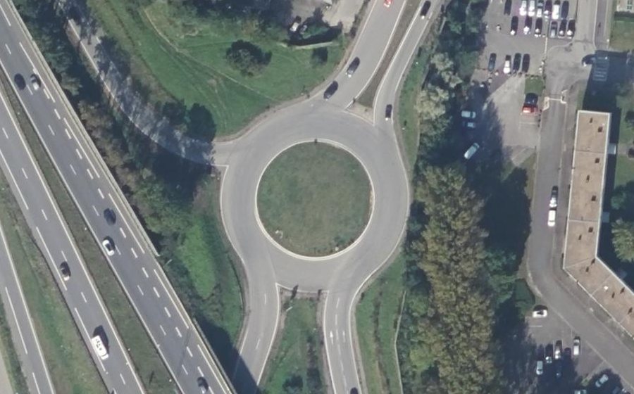 Vue aérienne du Rond-point anonyme n°61595298