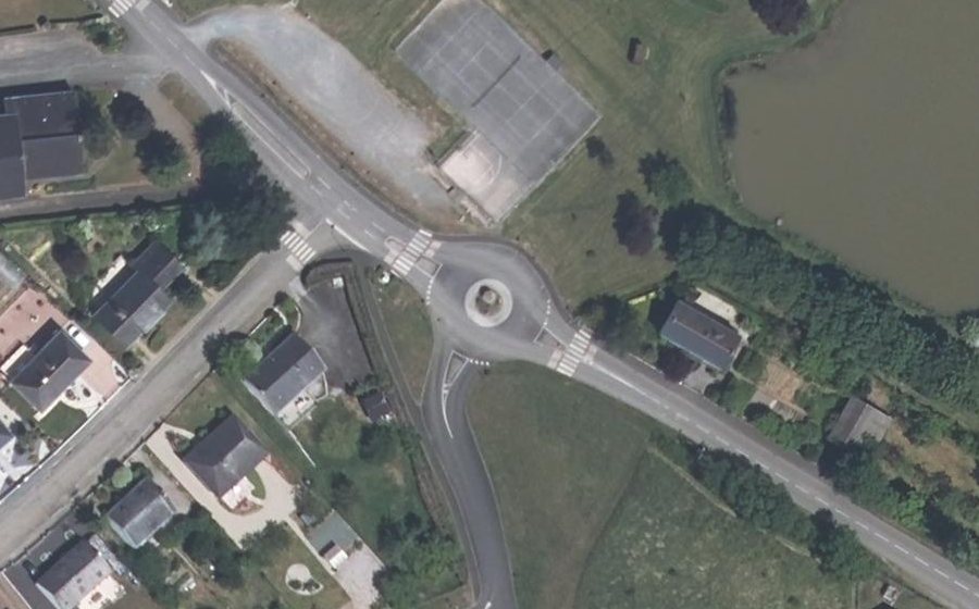 Vue aérienne du Rond-point anonyme n°615986118