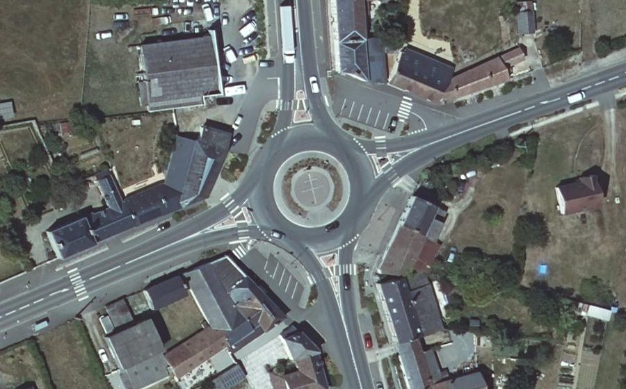 Vue aérienne du Rond-point anonyme n°616096266