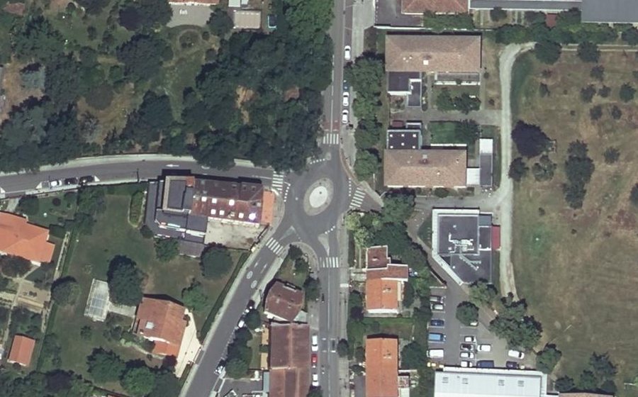 Vue aérienne du Rond-point anonyme n°616124360
