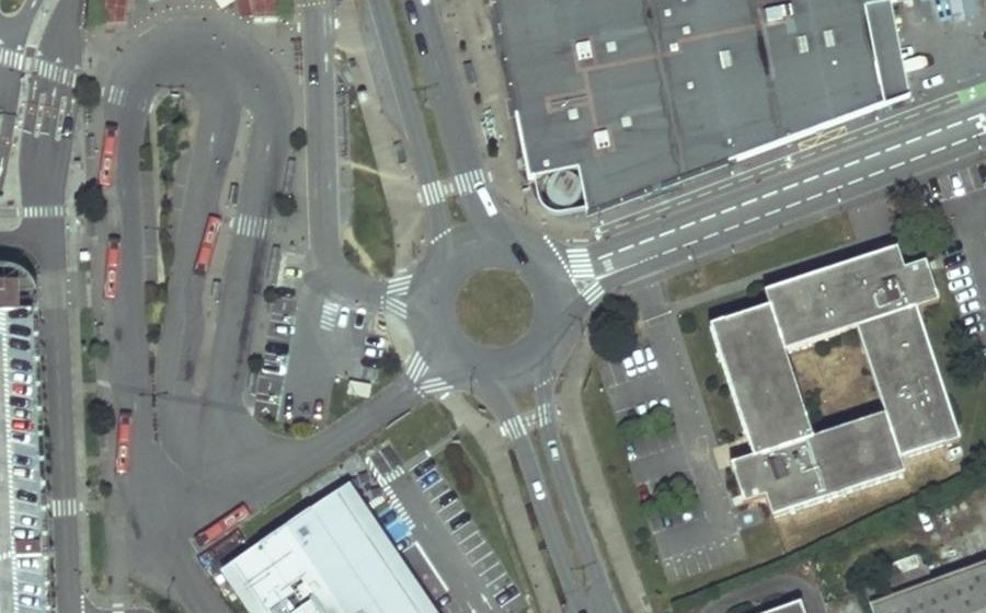 Vue aérienne du Rond-point anonyme n°616124399