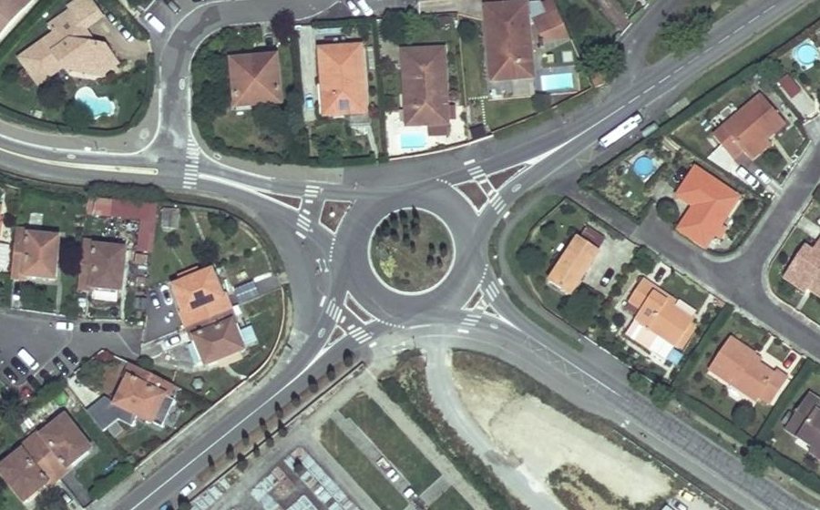 Vue aérienne du Rond-point anonyme n°616124448