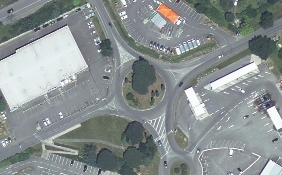 Vue aérienne du Rond-point anonyme n°616124660