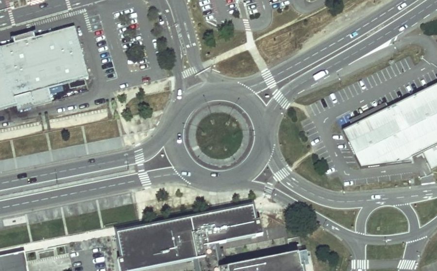 Vue aérienne du Rond-point anonyme n°616124683