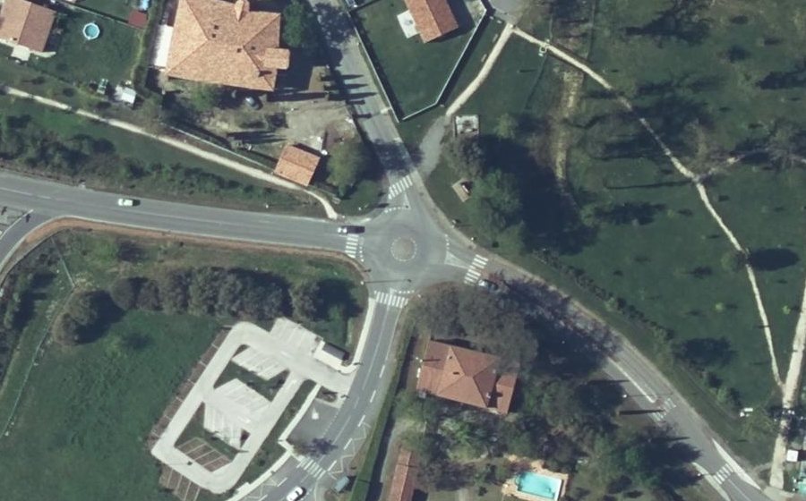 Vue aérienne du Rond-point anonyme n°616124718