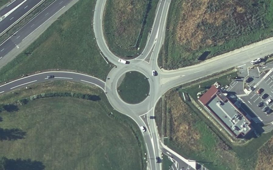 Vue aérienne du Rond-point anonyme n°616124736