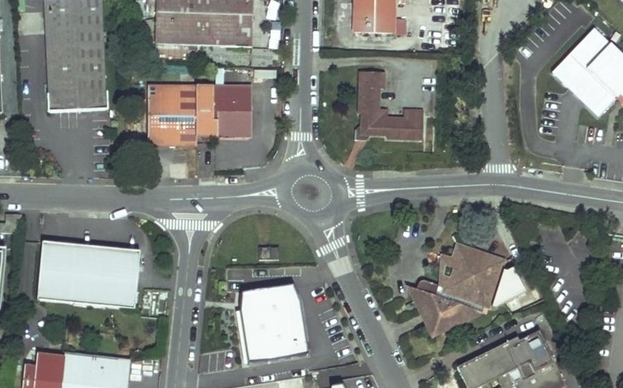 Vue aérienne du Rond-point anonyme n°616124847
