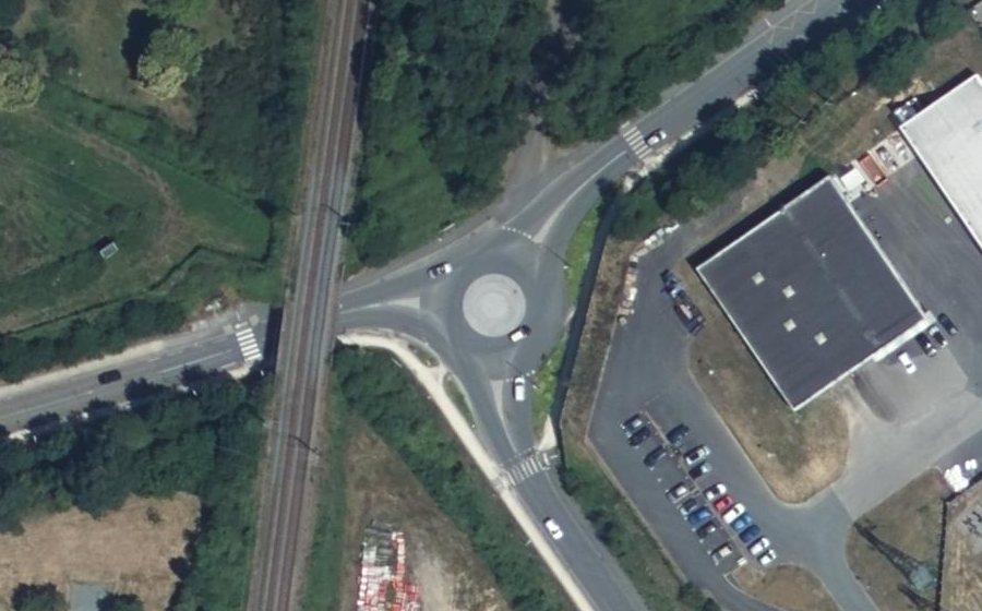 Vue aérienne du Rond-point anonyme n°616371813