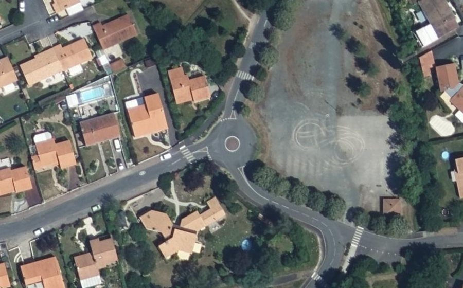 Vue aérienne du Rond-point anonyme n°616396916