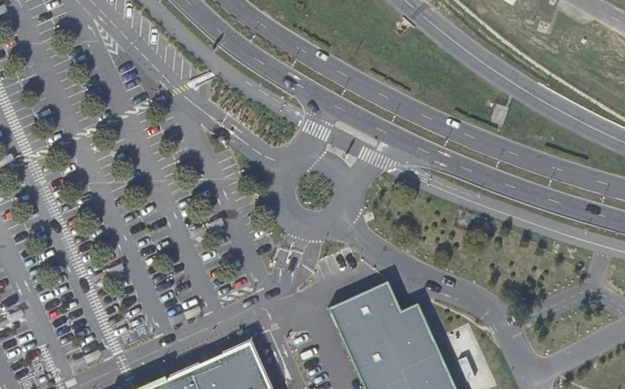 Vue aérienne du Rond-point anonyme n°616399708