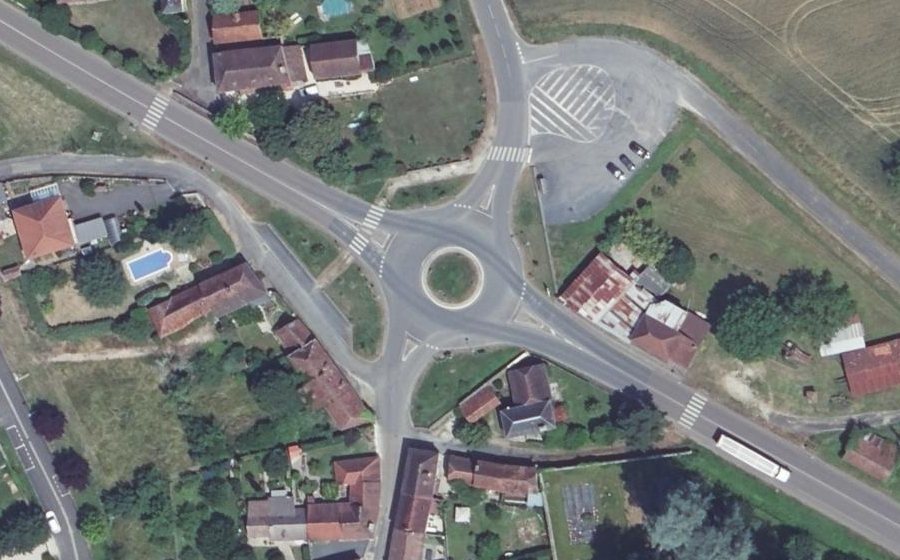 Vue aérienne du Rond-point anonyme n°616401673