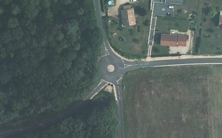 Vue aérienne du Rond-point anonyme n°61645456
