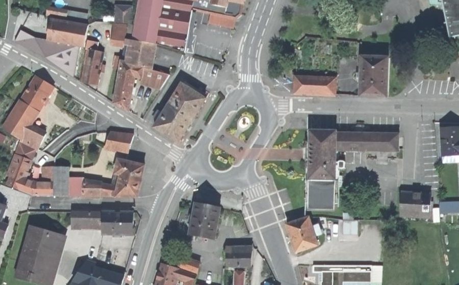 Vue aérienne du Rond-point anonyme n°616456586