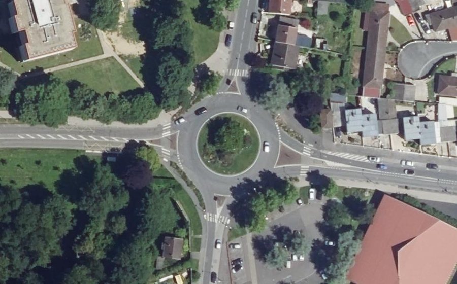Vue aérienne du Rond-point anonyme n°616603875