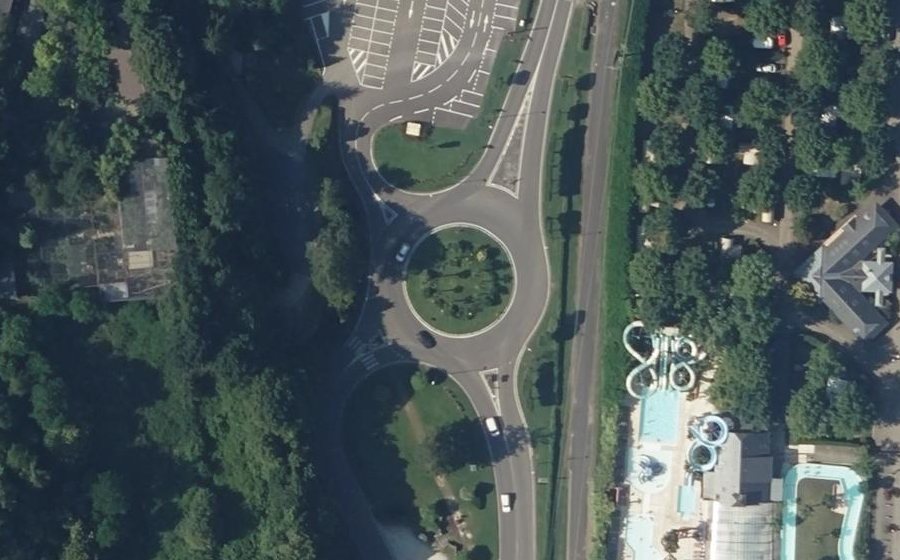 Vue aérienne du Rond-point anonyme n°61670989