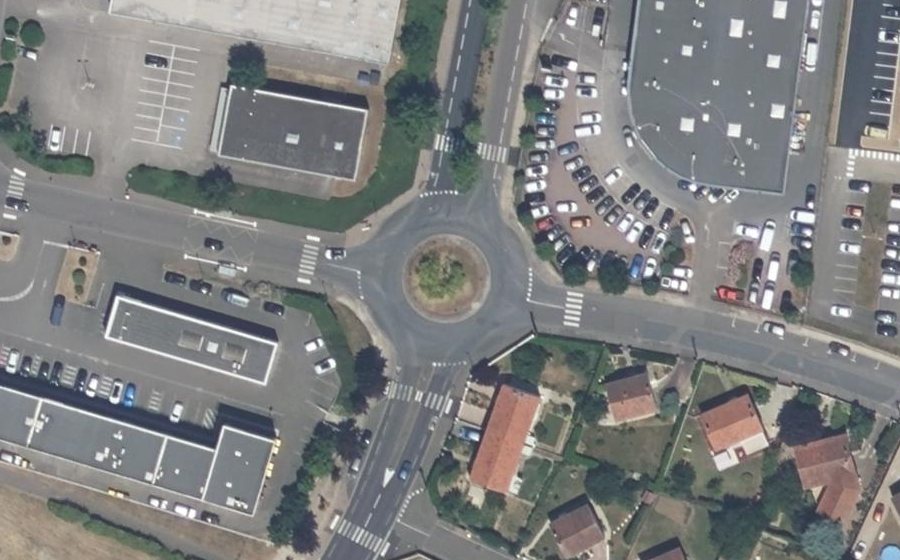 Vue aérienne du Rond-point anonyme n°61675721