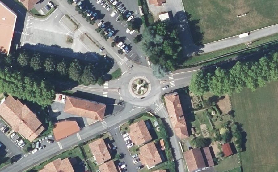 Vue aérienne du Rond-point anonyme n°61688605