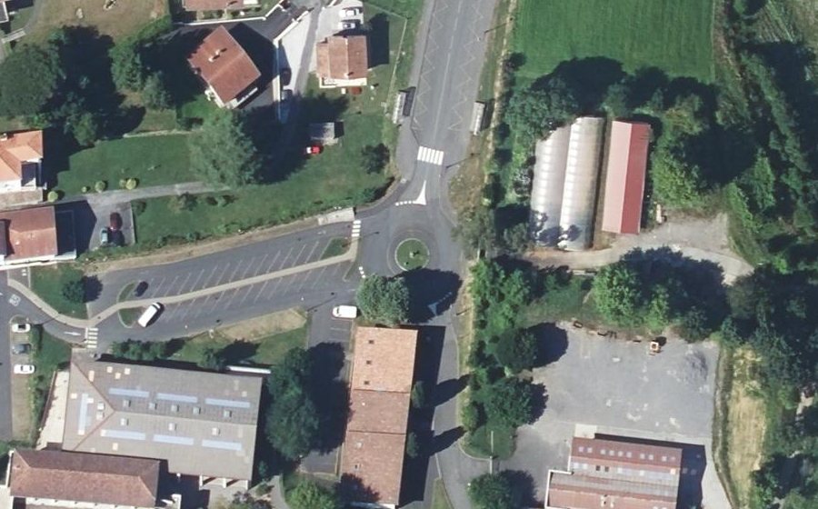 Vue aérienne du Rond-point anonyme n°61691738