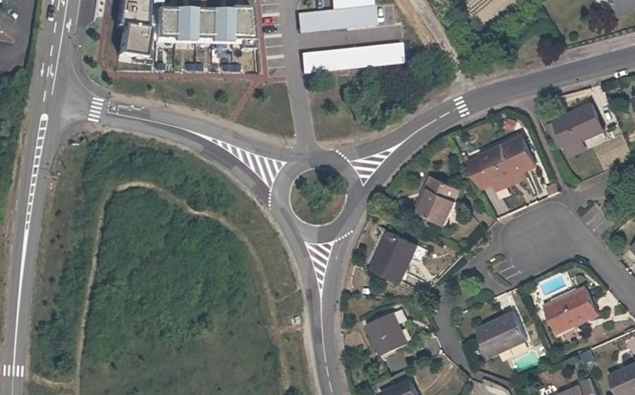 Vue aérienne du Rond-point anonyme n°61693100