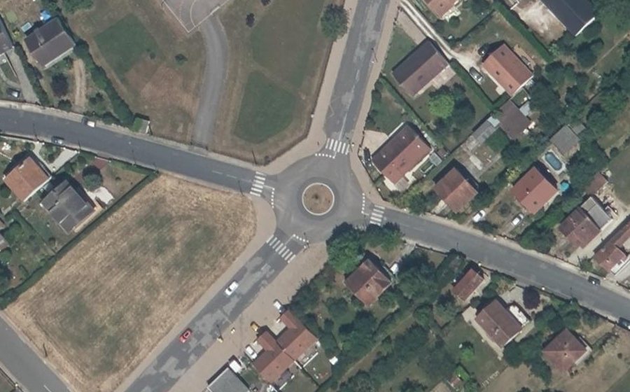Vue aérienne du Rond-point anonyme n°61693110
