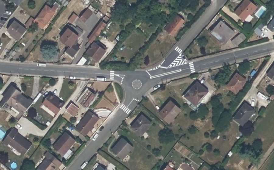 Vue aérienne du Rond-point anonyme n°61693125