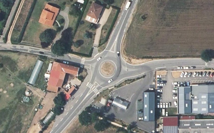 Vue aérienne du Rond-point anonyme n°616985806