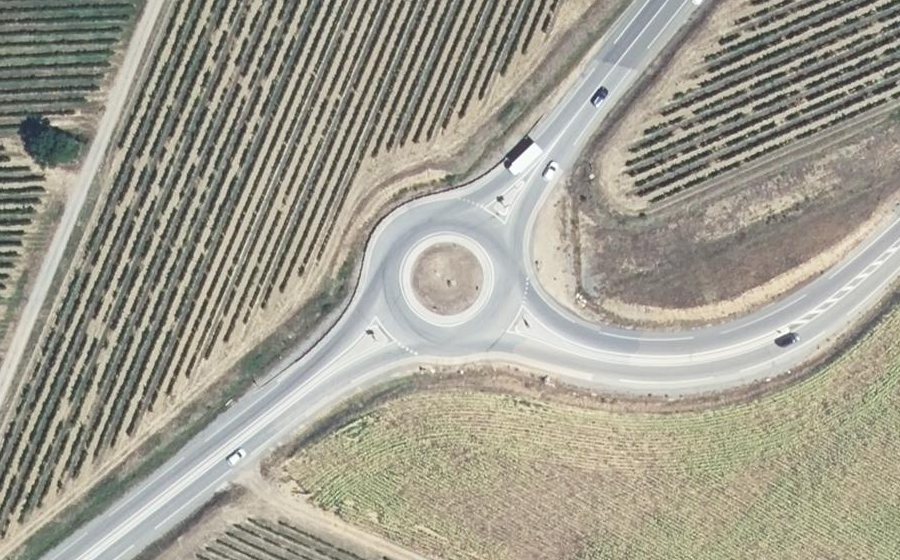 Vue aérienne du Rond-point anonyme n°617028641