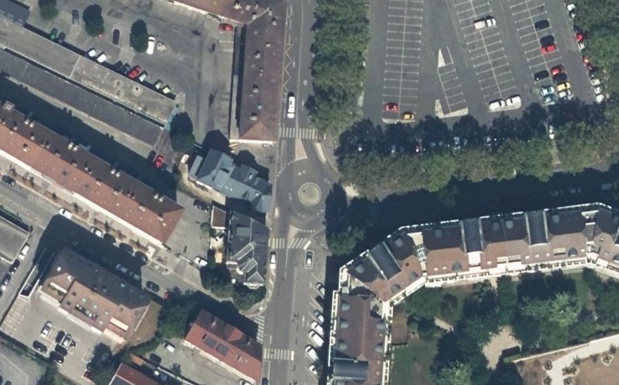 Vue aérienne du Rond-point anonyme n°617047384