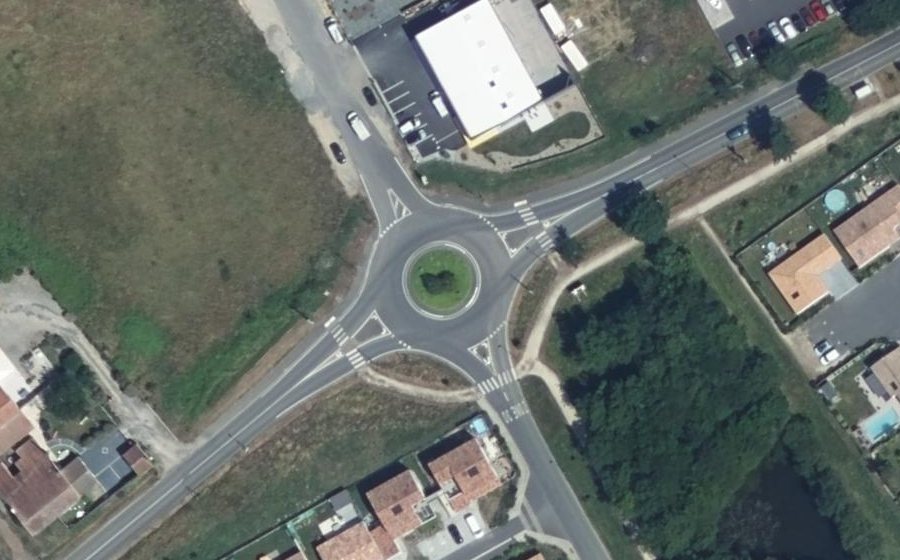 Vue aérienne du Rond-point anonyme n°617090787