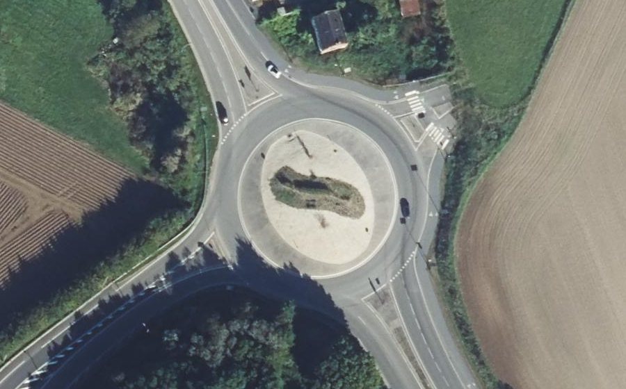 Vue aérienne du Rond-point anonyme n°617129446