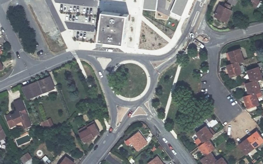 Vue aérienne du Rond-point anonyme n°61713810