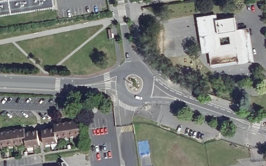 Vue aérienne du Rond-point anonyme n°617153414
