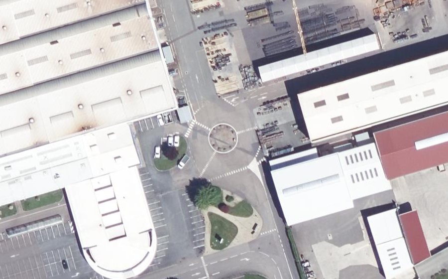 Vue aérienne du Rond-point anonyme n°617180243