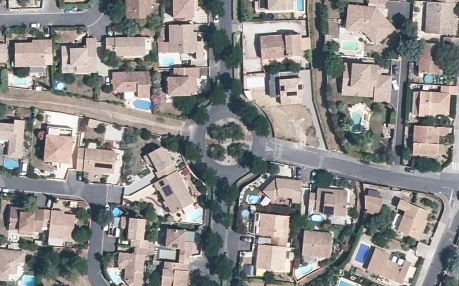 Vue aérienne du Rond-point anonyme n°61730469