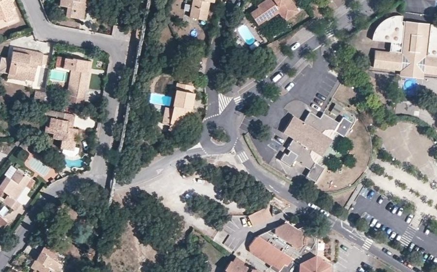 Vue aérienne du Rond-point anonyme n°61730506