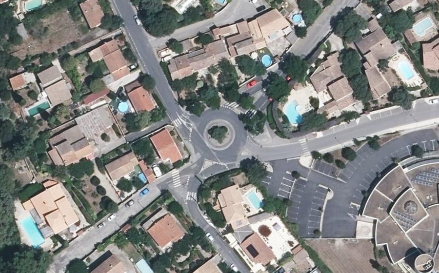 Vue aérienne du Rond-point anonyme n°61730509