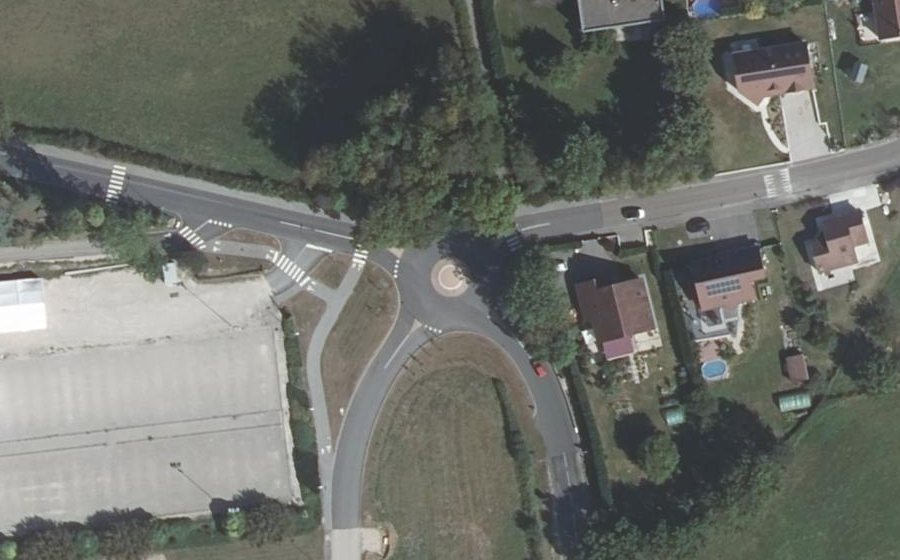 Vue aérienne du Rond-point anonyme n°617349944