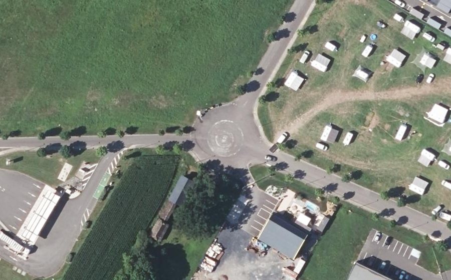 Vue aérienne du Rond-point anonyme n°617379682