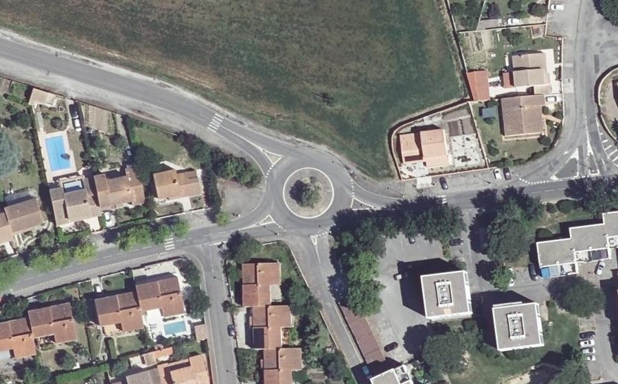 Vue aérienne du Rond-point anonyme n°61744451
