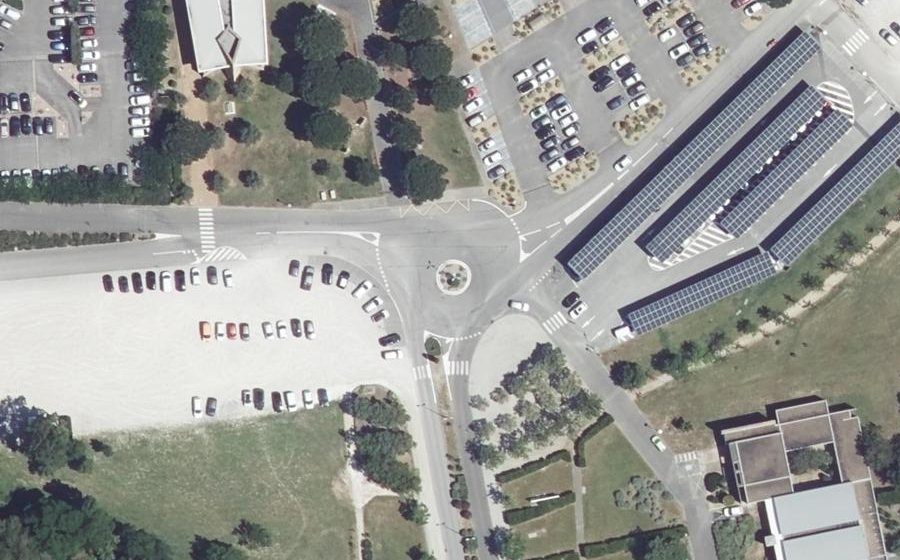 Vue aérienne du Rond-point anonyme n°61744453
