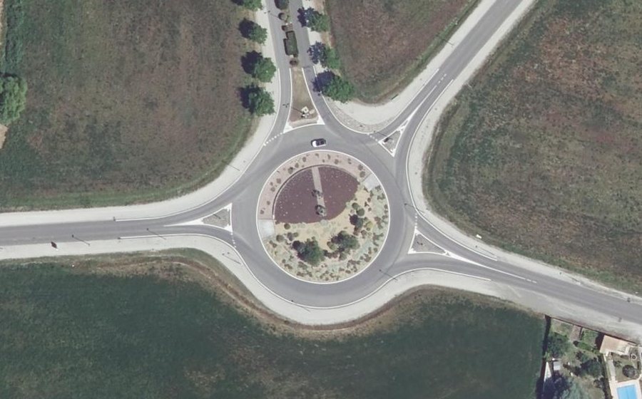 Vue aérienne du Rond-point anonyme n°61744493