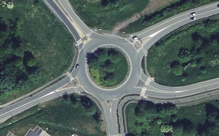 Vue aérienne du Rond-point anonyme n°61744569