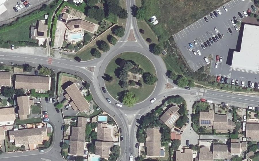 Vue aérienne du Rond-point anonyme n°61744659