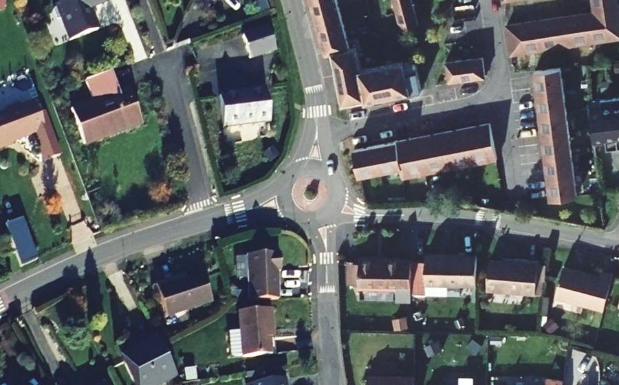 Vue aérienne du Rond-point anonyme n°617448596