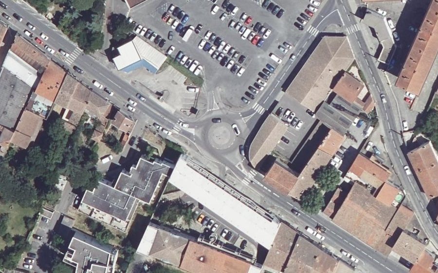 Vue aérienne du Rond-point anonyme n°61749466