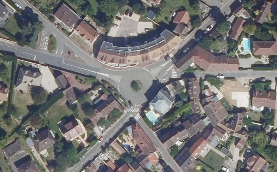 Vue aérienne du Rond-point anonyme n°61756400