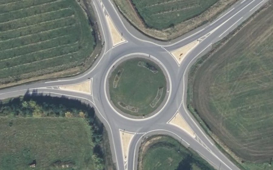 Vue aérienne du Rond-point anonyme n°617586505
