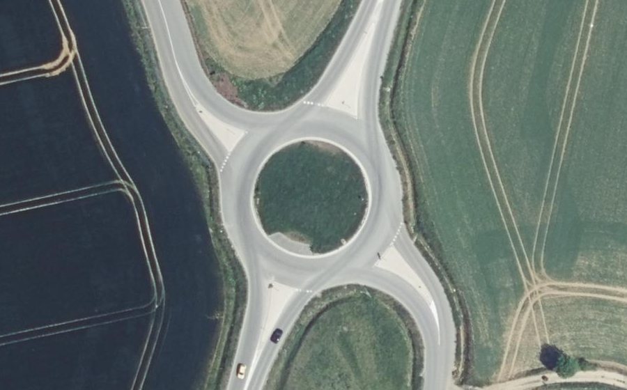Vue aérienne du Rond-point anonyme n°617630218