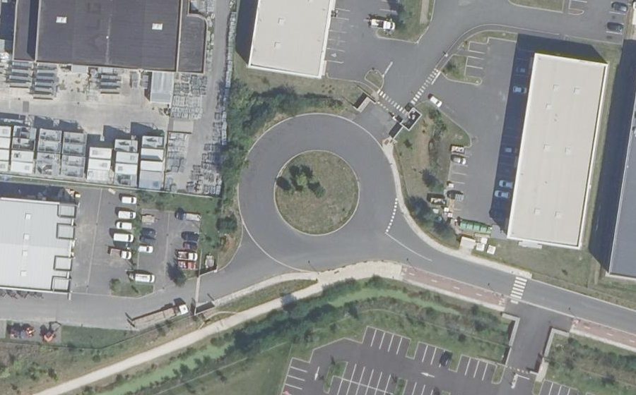 Vue aérienne du Rond-point anonyme n°617630276
